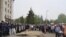 Вдень перед Будинком профспілок, у якому у п'ятницю загинули&nbsp; понад 30 осіб, зібрались люди. За словами Говарда Амоса (@howardamos), який перебуває в Одесі, вшанувати загиблих прийшли переважно про-російськи налаштовані громадяни.