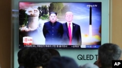 지난 6월 한국 서울역 대기실에서 시민들이 도널드 트럼프 미국 대통령과 김정은 북한 국무위원장의 정상회담 관련 뉴스를 시청하고 있다. 