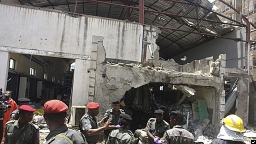 'Yan sanda da 'yan agaji a harabar jaridar This Day da aka kai wa hari a Abuja