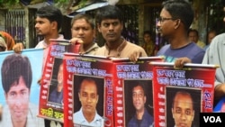 Keluarga dan teman-teman korban penghilangan paksa di Bangladesh berdemonstrasi di jalan-jalan Dhaka pada 10 Desember 2021. Sejumlah aktivis Bangladesh memberi pengarahan kepada kepala urusan PBB yang berkunjung tentang berbagai pelanggaran berat HAM. (Foto: VOA)