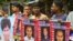 Keluarga dan teman-teman korban penghilangan paksa di Bangladesh berdemonstrasi di jalan-jalan Dhaka pada 10 Desember 2021. Sejumlah aktivis Bangladesh memberi pengarahan kepada kepala urusan PBB yang berkunjung tentang berbagai pelanggaran berat HAM. (Foto: VOA)