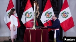 Alberto Otárola presta juramento ante la presidenta Dina Boluarte como primer ministro de Perú, en Lima el 21 de diciembre de 2022.