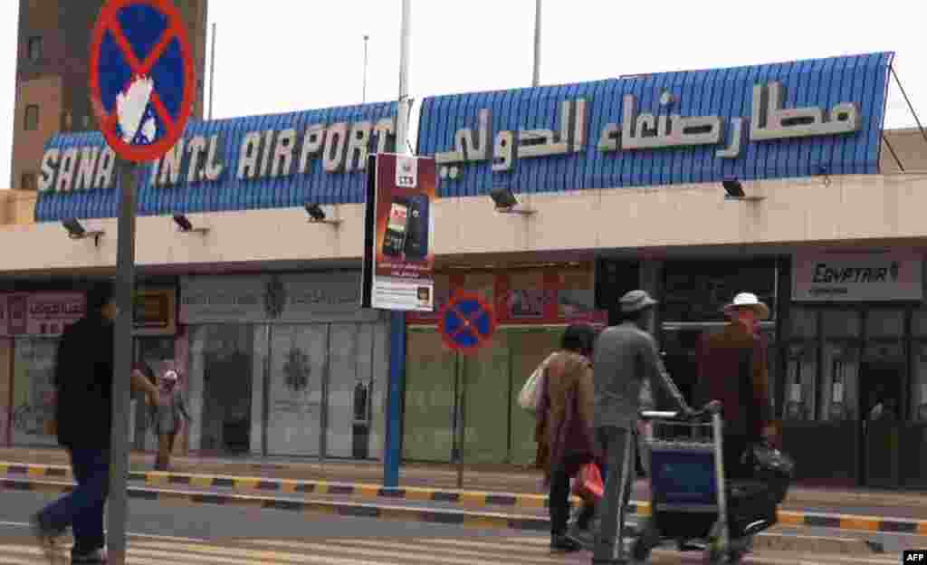 An image grab taken from an AFPTV video shows people heading to Sanaa International Airport as they prepare to leave Yemen on August 6, 2013. 