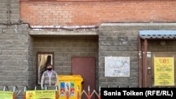 Kazakhstan – A man is standing near quarantined house during the COVID-19 pandemic in the capital city of Nur-Sultan. 17Apr2020