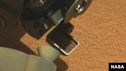 First Martian material collected by the scoop on the robotic arm of NASA's Mars rover Curiosity (Photo: NASA/JPL-Caltech/MSSS) 