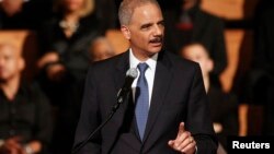 Holder, quien fungió como secretario de Justicia de 2009 a 2015, dijo que las filtraciones de Snowden dañaron los intereses de Estados Unidos en el extranjero y pusieron en riesgo los activos de inteligencia.