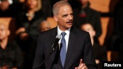 Jaksa Agung AS Eric Holder saat berbicara di Atlanta, Georgia hari Senin (1/12).