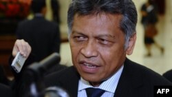 ASEAN Secretary-General Surin Pitsuwan talks to reporters after the ASEAN Regional Forum (ARF) held on the sidelines of an ASEAN ministerial meeting in Phnom Penh, July 12, 2012. 