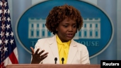 Juru bicara Gedung Putih,  Karine Jean-Pierre memberikan konferensi pers di Washington, DC (foto: dok). 