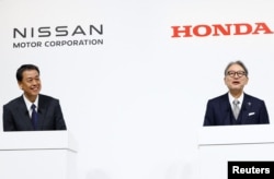 Makoto Uchida, Direktur, Perwakilan Pejabat Eksekutif, Presiden dan CEO Nissan Motor Corporation, dan Toshihiro Mibe, Direktur, Presiden dan Perwakilan Pejabat Eksekutif Honda, di Tokyo, Jepang, 23 Desember 2024. (Foto: Reuters)