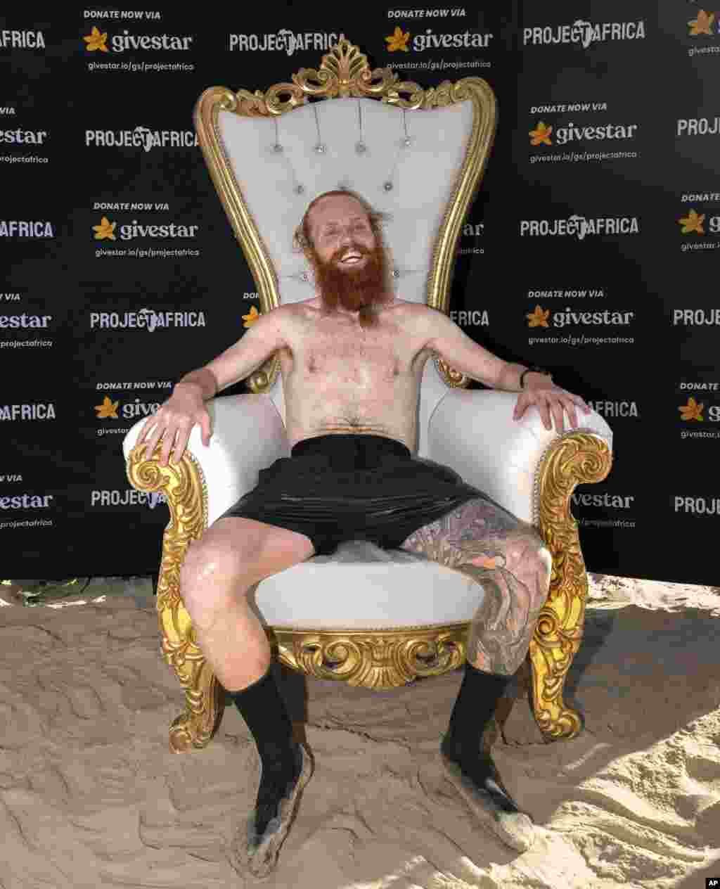 بریتانوي لوبغاړي، راس کوک له جنوبي افریقا څخه تر شمالي افریقا پورې د ۱۶ زره کیلومتره اوږد مزل له پای ته رسولو وروسته