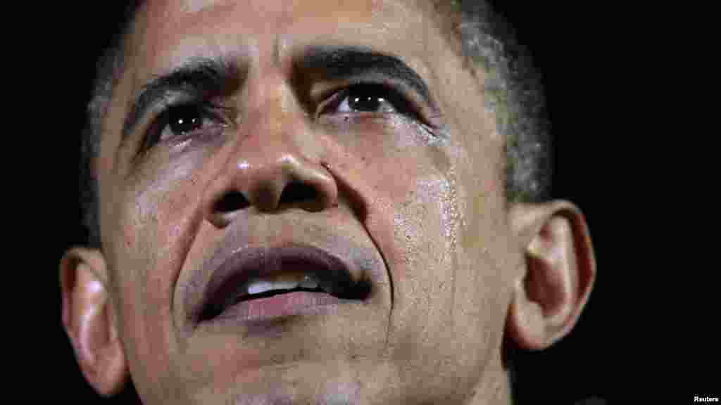 Une larme ruissèle sur la joue de Barack Obama qui prononce un discours lors d'un rassemblement de campagne pour sa réélection à Des Moines, Iowa, 5 novembre 2012.