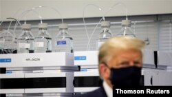 El presidente de EE.UU. Donald Trump visita un laboratorio de biotecnología en Carolina del Norte, que desarrollará una vacuna contra el Covid. Julio 27 de 2020.