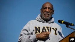 Cosby se alistó en la Armada en 1956 y sirvió como farmaceuta hospitalario antes de ser dado de baja honorablemente en 1960 como suboficial de tercera clase.