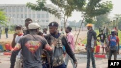 Moko na batelemeli azali koswana na policier moko pene na Parlement, na Kinshasa, 24 juin 2020.