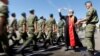 Російський священик благословить солдатів