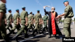 Російський священик благословить солдатів
