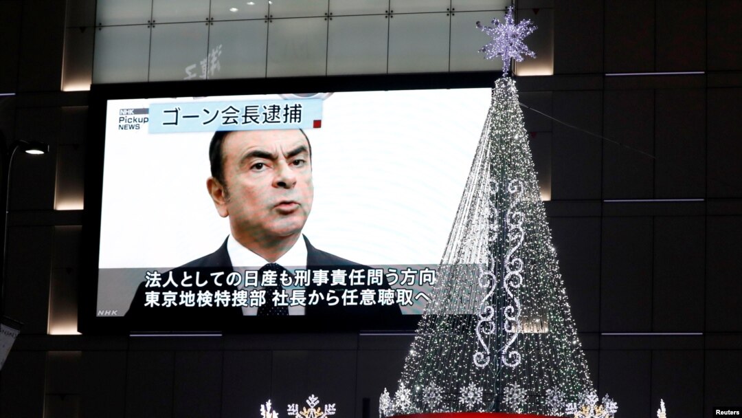 Sebuah layar televisi raksasa di jalanan Tokyo, Jepang, menayangkan berita penangkapan pimpinan perusahaan Nissan, Carlos Ghosn, 21 November 2018. (Foto: dok).