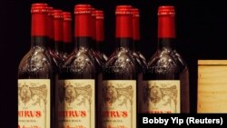Botol anggur Chateau Petrus 2000 dipertunjukkan pada konferensi pers menjelang lelang anggur Acker Merrall & Condit, 12 November 2008. (Foto: REUTERS/Bobby Yip)
