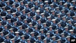 Marineros rusos marchan hacia la Plaza Roja para conmemorar el 75 aniversario de la derrota de la Alemania Nazi en 1945.