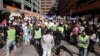 Hàng trăm người biểu tình tập trung bên ngoài văn phòng Bộ Di trú ở Sydney, Úc, vào ngày 12/8/2019. Cuộc biểu tình nhằm nêu bật tương lai không chắc chắn của nhiều người tị nạn kể từ khi Úc thay thế thị thực bảo vệ vĩnh viễn bằng thị thực tạm thời.