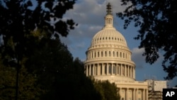 Matahari sore menyinari Gedung Capitol AS pada Rabu, 20 September 2023, di Washington. (Foto: AP/Mark Schiefelbein)