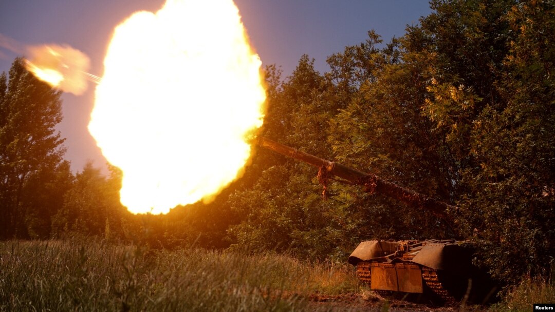 Ukrajinski tenk T-84, prethodno zaplenjen od ruskih snaga, ispaljuje granatu ka neprijateljskim položajima, na frontu u blizini Bahmuta, region Donjecka, 19. juna 2023.