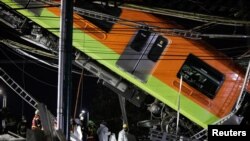  Rescatistas trabajan en un sitio donde un paso elevado de un Metro colapsó parcialmente con vagones de tren en la estación de Olivos en Ciudad de México, el 4 de mayo de 2021. REUTERS / Luis Cortes.