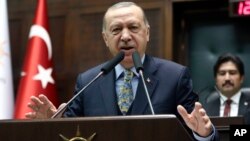 Presiden Turki Recep Tayyip Erdogan berbicara di depan anggota parlemen partai AKP yang berkuasa, di Ankara, Turki. 