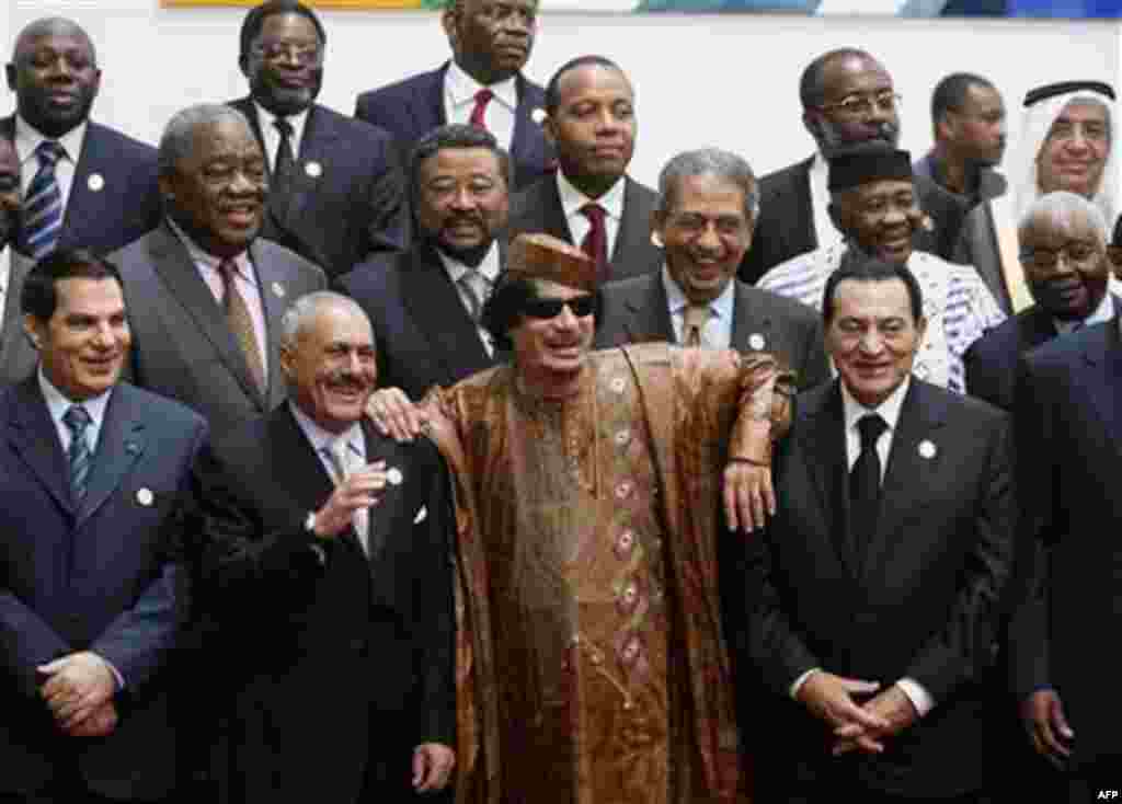 Mouammar Kadhafi, et plusieurs leaders politique en afrique, posent &nbsp;pour une prise de photos.