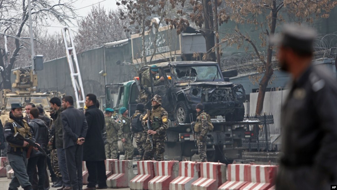 Turkiya va afg'on xavfsizlik xizmati xodimlari Kobuldagi elchixona yonida sodir etilgan xurujni tergov qilayapti. 26-fevral, 2015-yil.