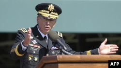 Tướng Davis Petraeus nói chuyện trong 1 buổi lễ từ biệt tại trại Fort Myer, 31/8/2011