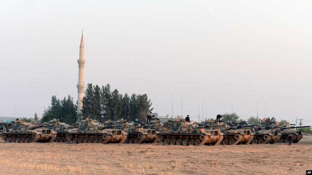 Turkiya tanklari Suriya chegarasida