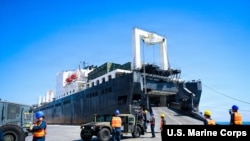 2026年3月14日，美国海军陆战队第一远征部队的官兵在菲律宾卡加延德奥罗港卸下车辆和装备，为“肩并肩2026”联合军演作准备。