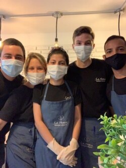 Equipo de trabajo La Nostra – Boutique Culinaria con equipo de seguridad.