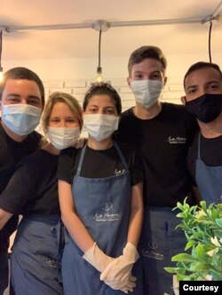 Equipo de trabajo La Nostra – Boutique Culinaria con equipo de seguridad.