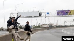 Petugas polisi federal terlihat di Jembatan Rio-Niteroi, di mana polisi bersenjata mengepung bus penumpang yang dibajak di Rio de Janeiro, Brasil 20 Agustus 2019. (Foto: Reuters)