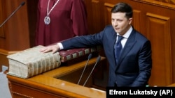 Vladimir Zelenskiy Ukraina prezidenti sifatida qasamyod keltirmoqda, Kiyev, 2019-yil, 20-may.