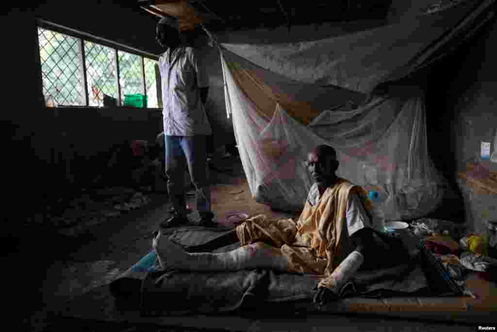 8. Republik Afrika Tengah: 545.500 (2018) vs 590.900 (2017). Seorang pria berbaring di matras di kamp pengungsi di Bangui, Republik Afrika Tengah, 24 April 2017.(Foto: Reuters)