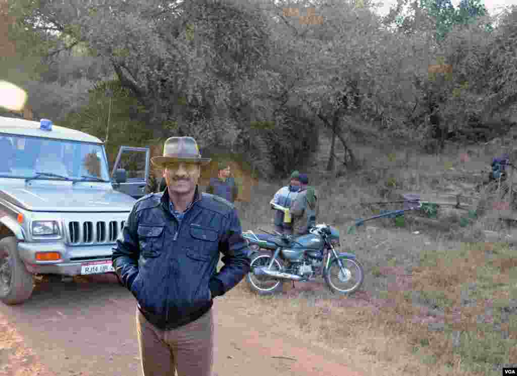 Manoj Parashar, the Deputy Field Director of Sariska Reserve intervened to avoid a conflict with villagers when a tigress showed up close to a village inside the sanctuary, (Anjana Pasricha/VOA).