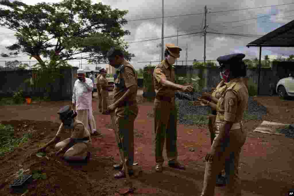 အိန္ဒိယနိုင်ငံ Kochi မြို့မှာ နှာခေါင်းစည်းတပ်ထားတဲ့ ရဲတချို့။ (ဇွန် ၀၅၊ ၂၀၂၀)