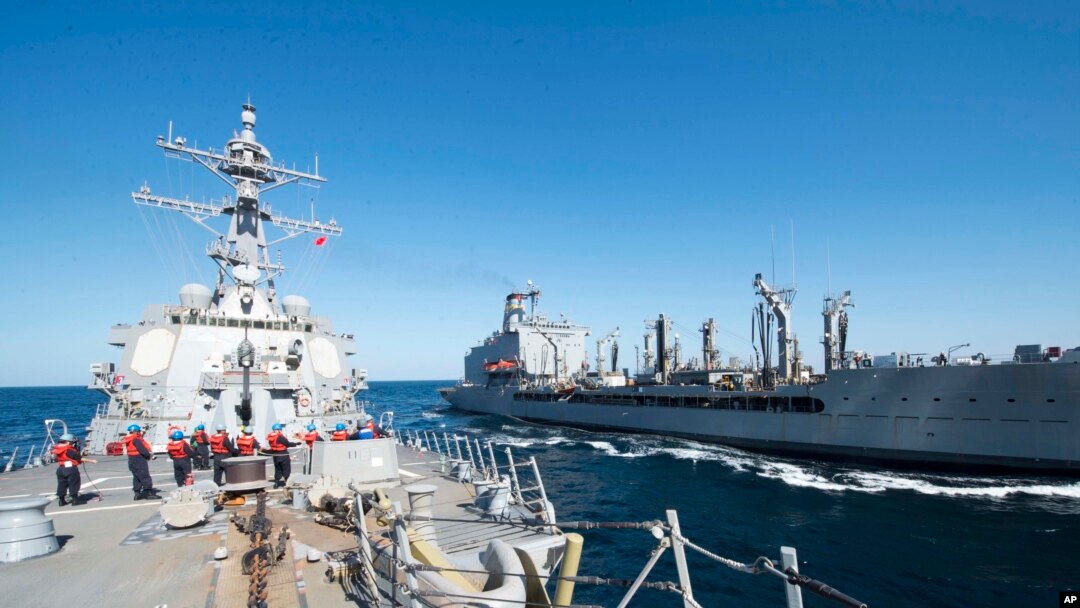 Kapal penghancur misil USS Bulkeley dan kapal USNS John Lethal di Teluk Oman (Foto: dok).