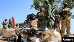 Beberapa tentara Sudan Selatan siaga di dekat bandara Bor, sebelah barat daya ibukota Juba (25/12).