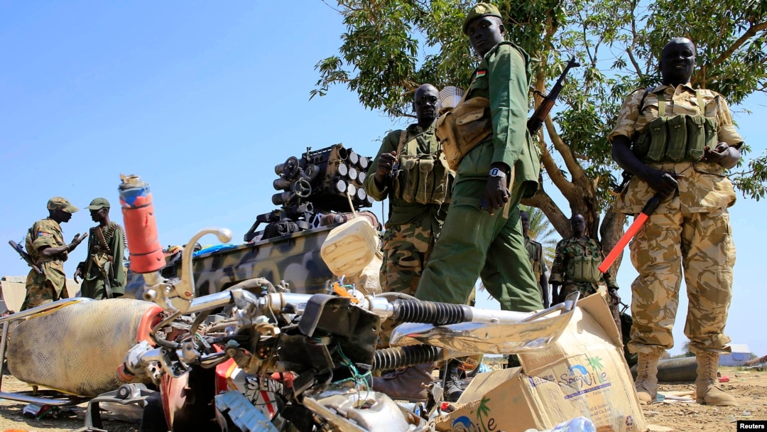 Tentara Sudan Selatan berdiri di dekat sepeda motor yang rusak dekat Bandara Bor, di baratlaut ibukota Juba, 25/12/2013.