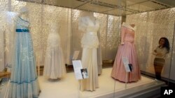 نمایشگاه لباسهای دایانا پرنسس فقید ولز در کاخ کنزینگتون لندن