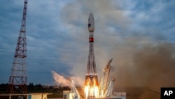 ARCHIVO - En una imagen tomada de un video difundido por la agencia espacial Roscosmos, el cohete Soyuz-2.1b con la sonda lunar Luna-25 despega en el Cosmódromo Vostochny, en el Lejano Oriente ruso, el viernes 11 de agosto de 2023. 