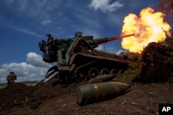 Tentara Ukraina dari Brigade Artileri ke-43 melepaskan tembakan dari howitzer gerak sendiri 2s7 ke arah posisi Rusia di garis depan di wilayah Donetsk, Ukraina, Senin, 24 Juni 2024. (Foto: AP)