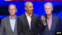 Mantan Presiden AS Barack Obama (tengah), George W. Bush (kiri) dan Bill Clinton (kanan) di Collège Station, Texas, 21 Oktober 2017. (Foto: dok). 