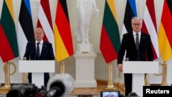 올라프 숄츠(왼쪽) 독일 총리와 기타나스 나우세다 리투아니아 대통령이 7일 빌뉴스에서 회담 후 공동회견하고 있다. 