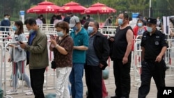 중국 베이징 시민들이 시노팜 백신을 맞기 위해 줄지어 순서를 기다리고 있다. (자료사진)